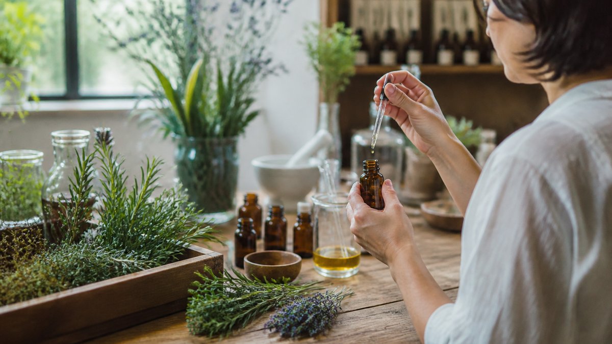 C’est quoi un chémotype (CT) en aromathérapie ? Définition et exemples (romarin, thym…)