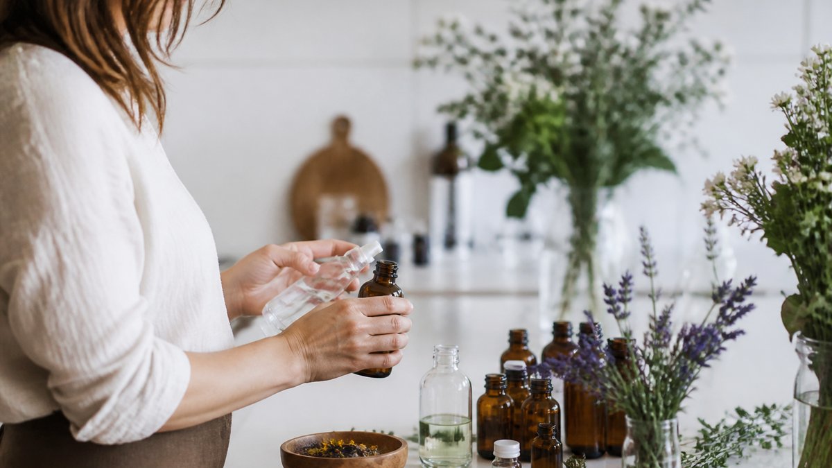 C’est quoi un hydrolat ? Définition, différences avec l’huile essentielle et usages
