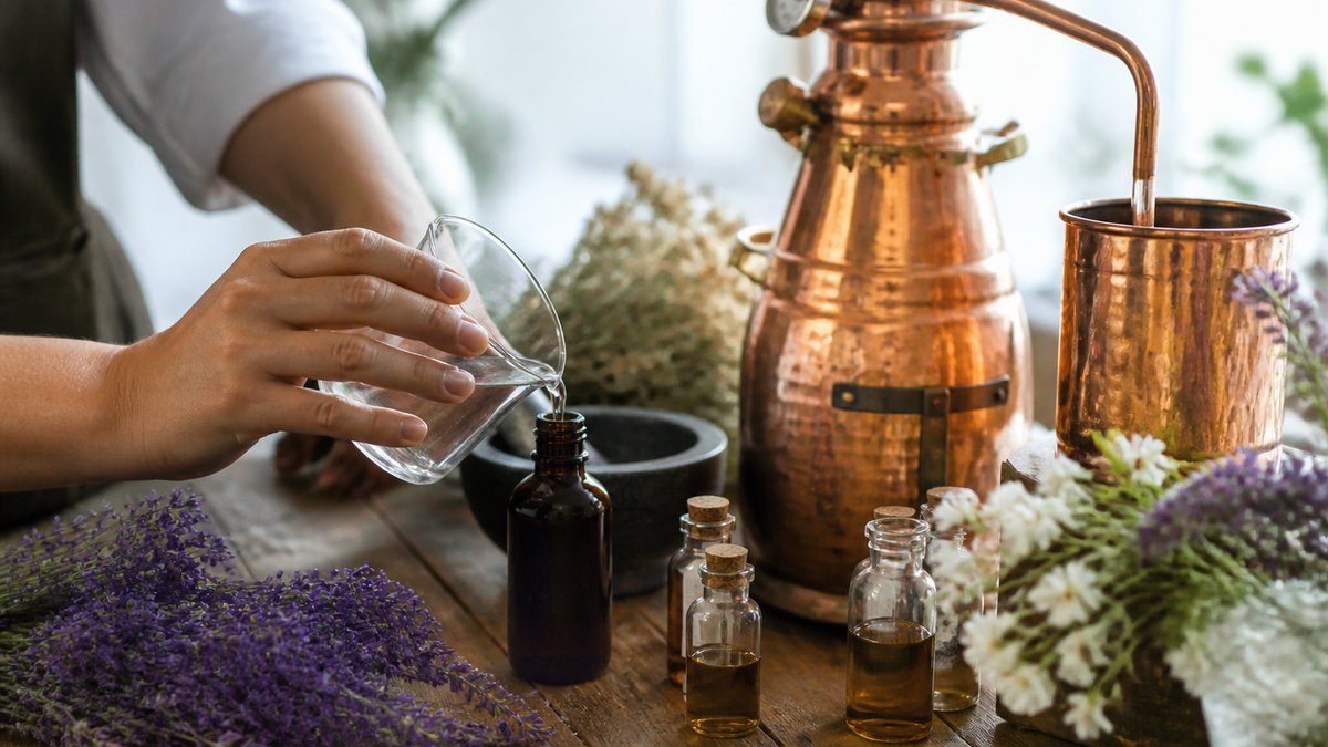 C’est quoi un hydrolat ? Définition, différences avec l’huile essentielle et usages